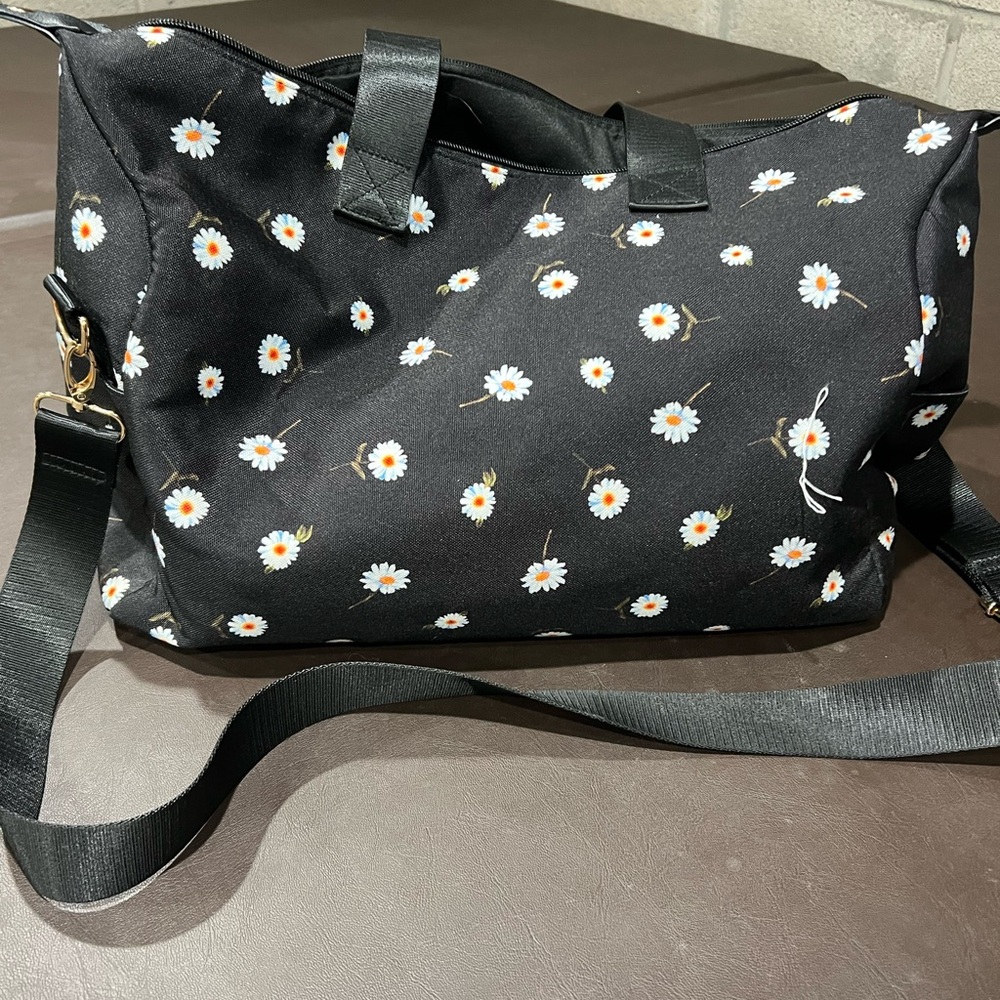 Alice + Olivia Black Daisy Print Large Shoulder Bag Zipper Accent Bag Charm